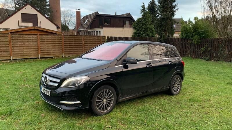 Schwarz Gebraucht 2017 Mercedes B250e Van / Kleinbus | 13.720 € - Bild 1/4