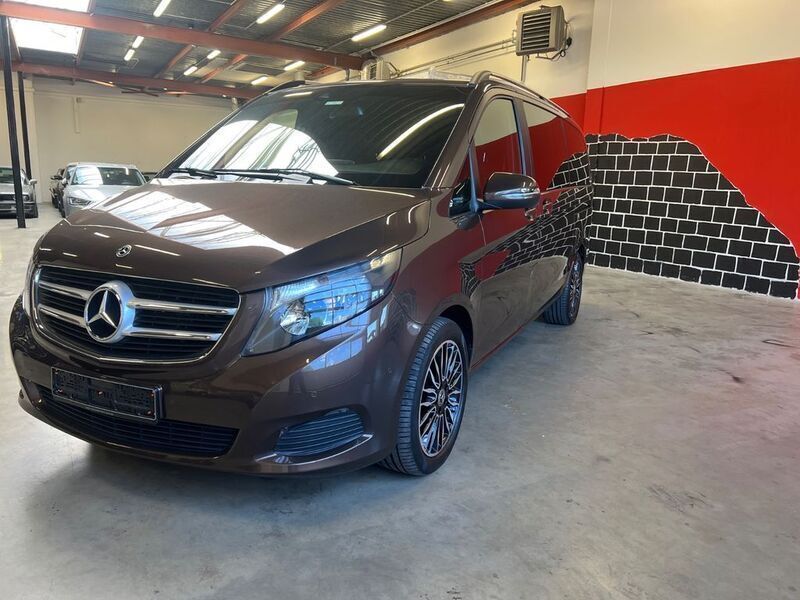 Braun Gebraucht 2019 Mercedes V220 Edition Van / Kleinbus | 42.900 € - Bild 1/4
