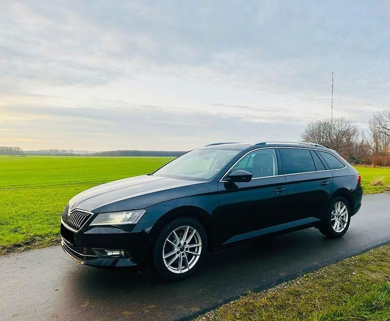 Schwarz Gebraucht 2018 Skoda Superb Ambition Kombi | 19.200 € (Teuer) - Bild 1/4