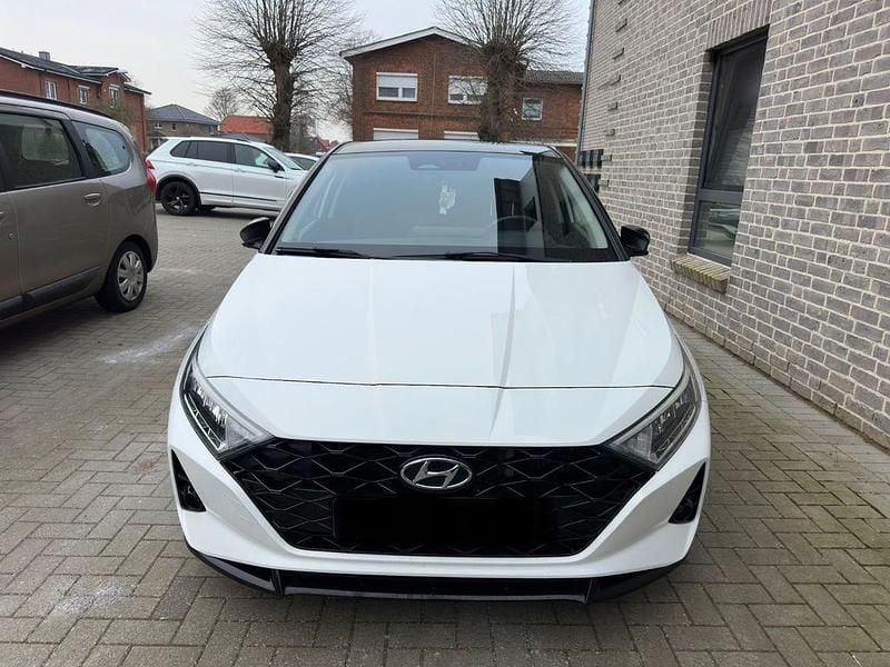 Weiß Gebraucht 2021 Hyundai i20 Intro Edition Limousine | 13.999 € (Guter Preis) - Bild 1/4