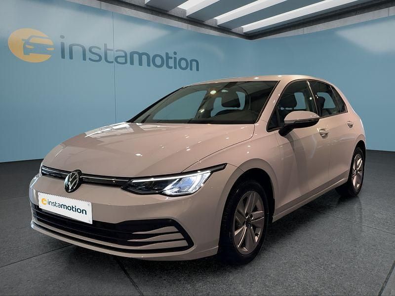 Weiß Gebraucht 2022 VW Golf VIII Kleinwagen | 22.249 € (Guter Preis) - Bild 1/4