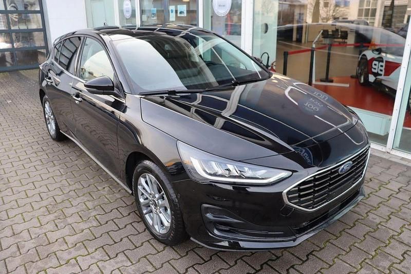 Neu Ford Focus Titanium 155 PS (114 kW) 2025 Agate black metallic Limousine