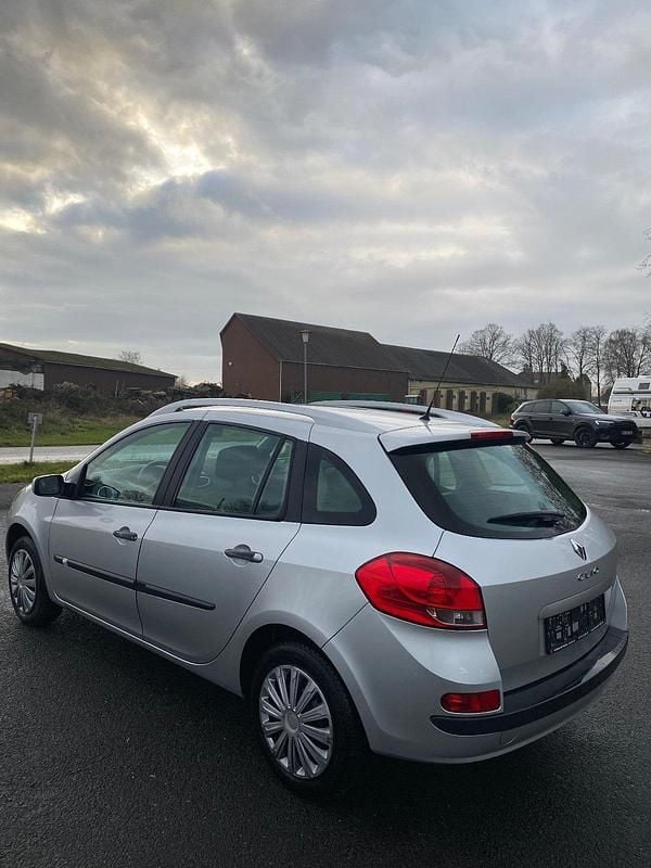 Gebraucht Renault Clio GrandTour Dynamique 75 PS (55 kW) 2008 Silber Kombi