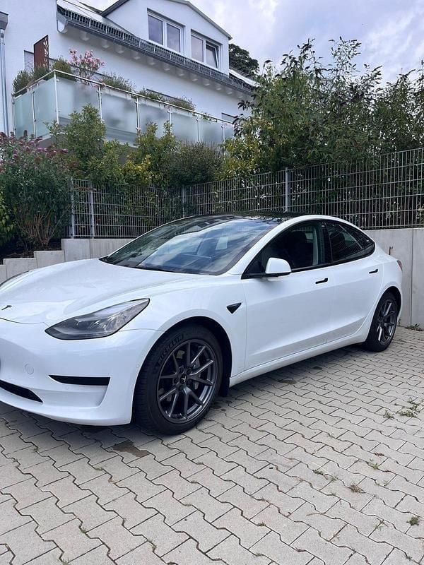 Weiß Gebraucht 2021 Tesla Model 3 Standard Range Limousine | 23.000 € - Bild 1/4