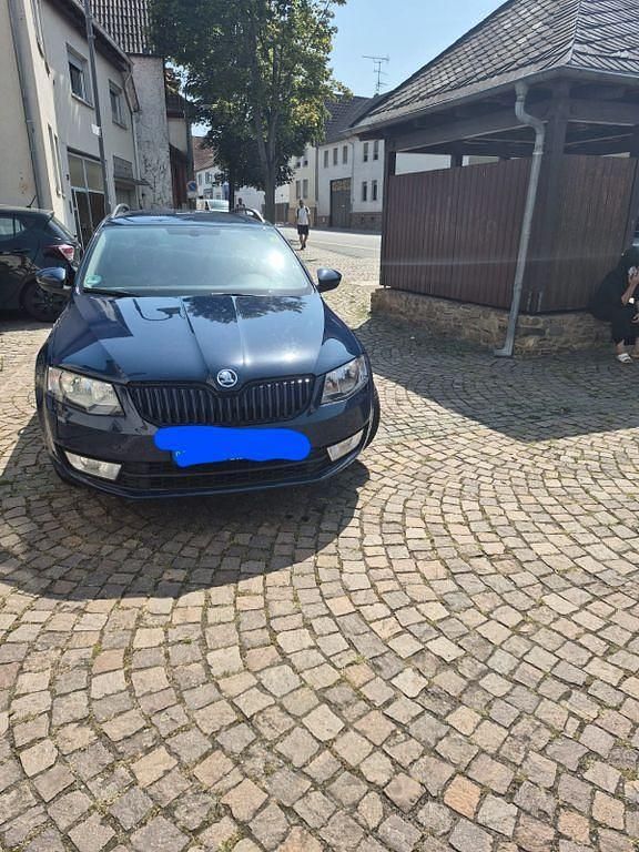 Blau Gebraucht 2016 Skoda Octavia Solution Kombi | 10.500 € (Fairer Preis) - Bild 1/4