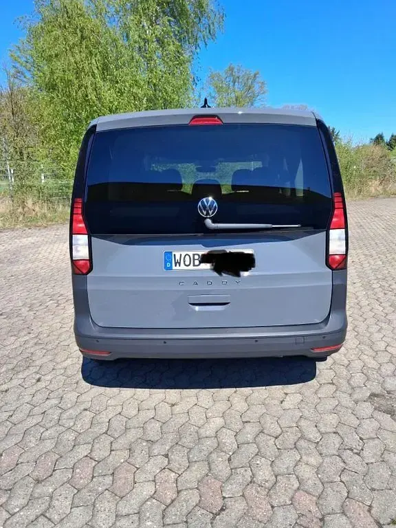 Używany VW Caddy 102 KM (75 kW) 2025 Szary Minivan