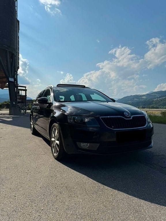 Schwarz Gebraucht 2015 Skoda Octavia Ambition Kombi | 6.000 € - Bild 1/4