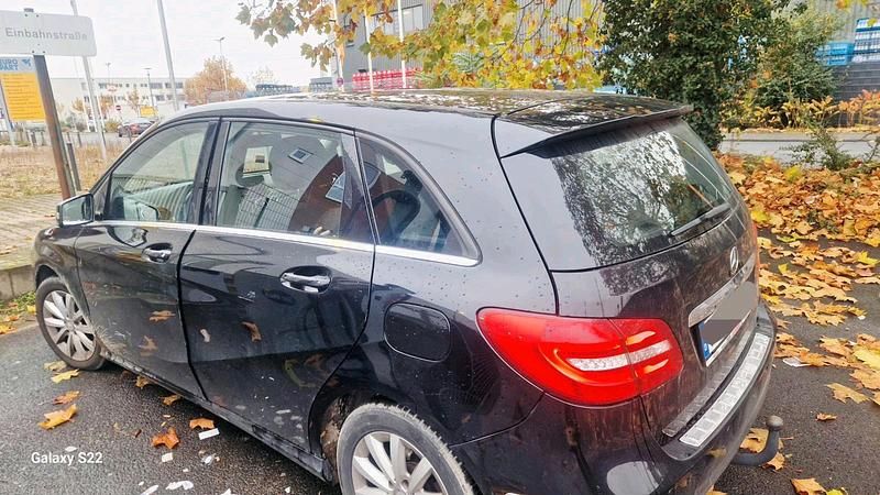 Schwarz Gebraucht 2013 Mercedes B180 Van / Kleinbus | 7.299 € - Bild 1/4