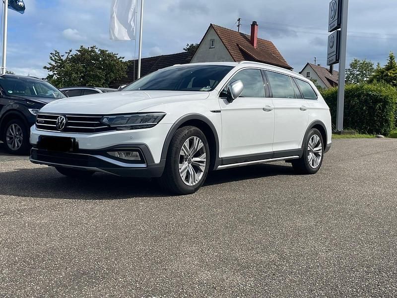 Weiß Gebraucht 2021 VW Passat Alltrack Kombi | 29.999 € (Etwas zu teuer) - Bild 1/1