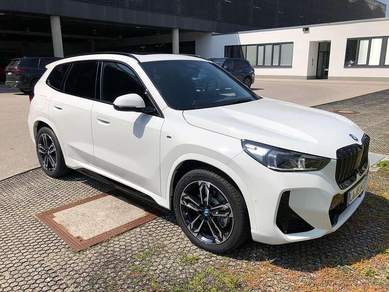 Weiß Gebraucht 2023 BMW iX1 M Sport SUV | 44.500 € (Fairer Preis) - Bild 1/4