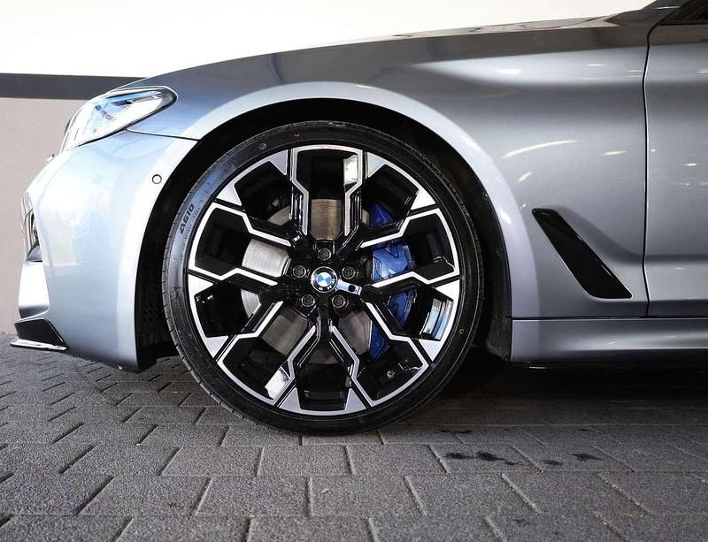 Gebraucht BMW 550 462 PS (339 kW) 2019 Bluestone metallic (c2y) Limousine