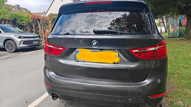 Grau Gebraucht 2016 BMW 216 Van / Kleinbus | 13.000 € - Bild 1/4