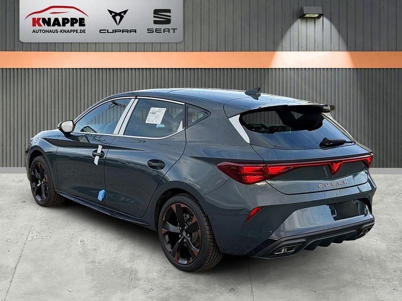 Nowe Cupra Leon 150 KM (110 kW) 2026 Niebieski Sedan/Limuzyna