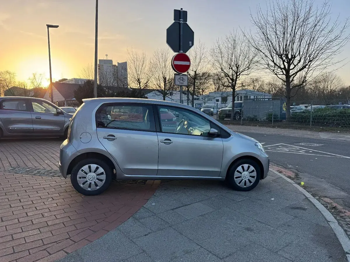Usado VW up! move up! 60 CV (44 kW) 2018 Plateado Utilitario