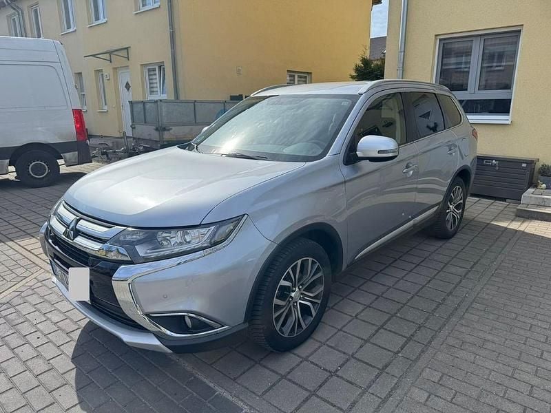 Używany Mitsubishi Outlander 150 KM (110 kW) 2017 Srebrny SUV