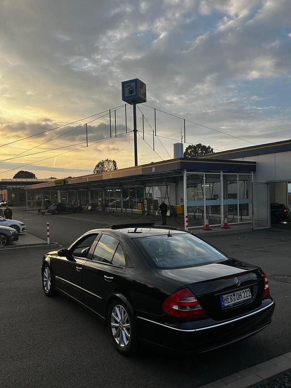 Schwarz Gebraucht 2003 Mercedes E240 Avantgarde Limousine | 6.500 € (Fairer Preis) - Bild 1/4