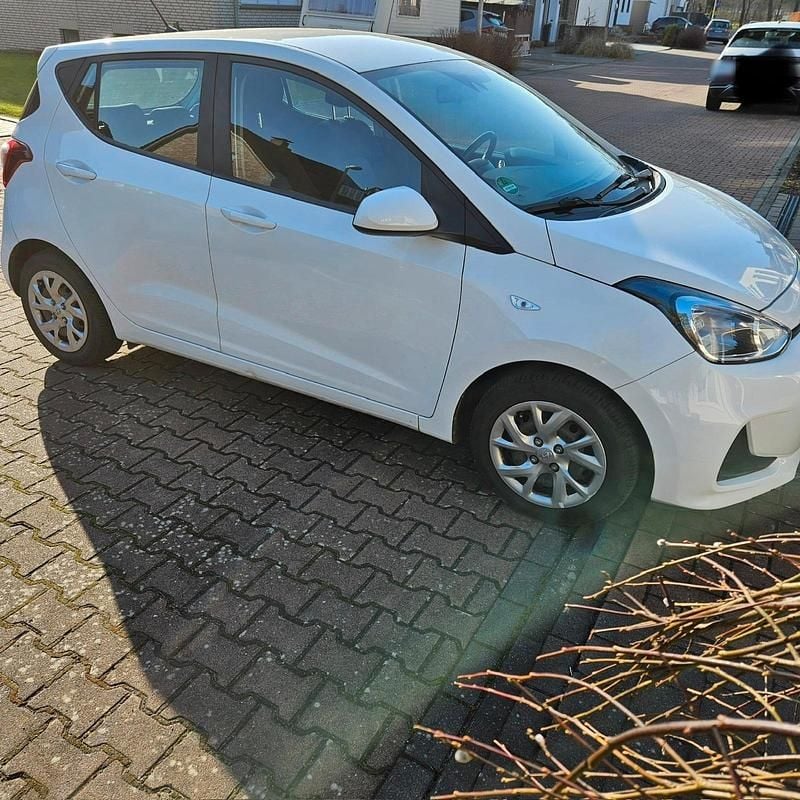 Gebraucht Hyundai i10 Trend 67 PS (49 kW) 2017 Weiß Kleinwagen
