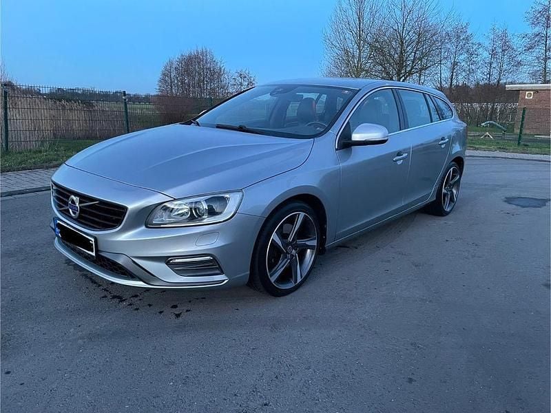 Silber Gebraucht 2015 Volvo V60 R-Design Kombi | 9.900 € (Guter Preis) - Bild 1/4