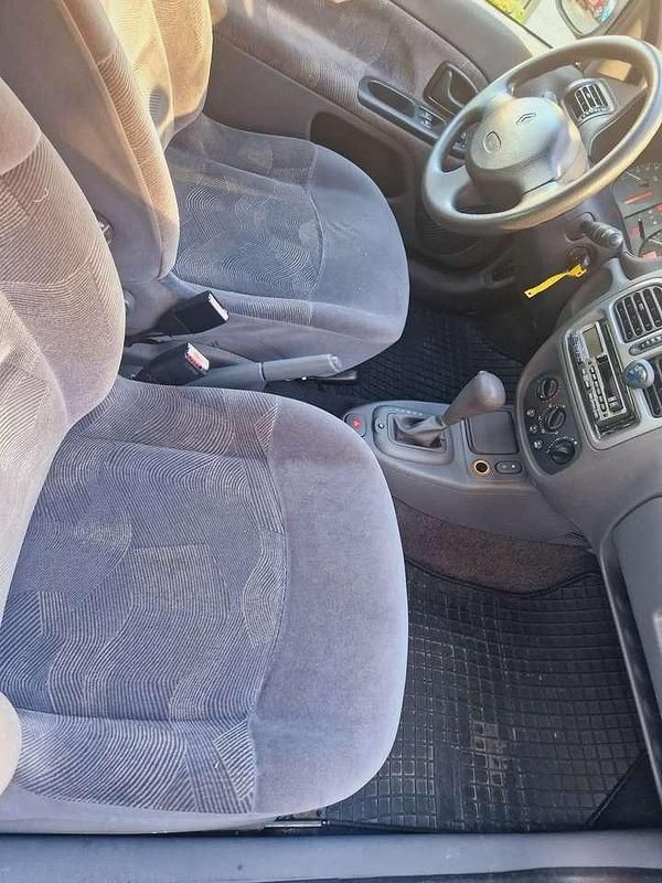 Second-hand Renault Clio II 98 CP (72 kW) 2000 Albastru Hatchback