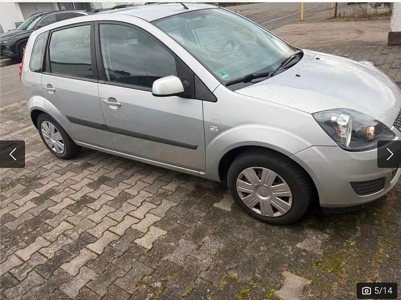Gebraucht Ford Fiesta Ambiente 80 PS (58 kW) 2008 Silber Kleinwagen