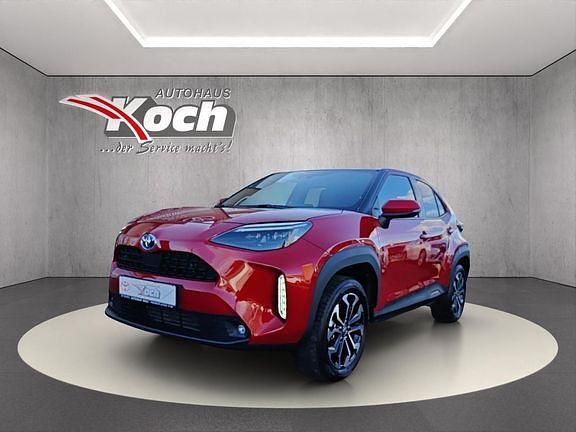 Karminarot metallic Gebraucht 2023 Toyota Yaris Hybrid Connect Style | 25.480 € (Fairer Preis) - Bild 1/4
