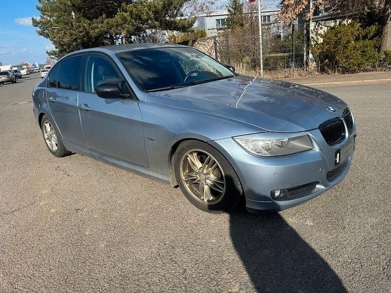 Gebraucht BMW 318 143 PS (105 kW) 2009 Blau Limousine