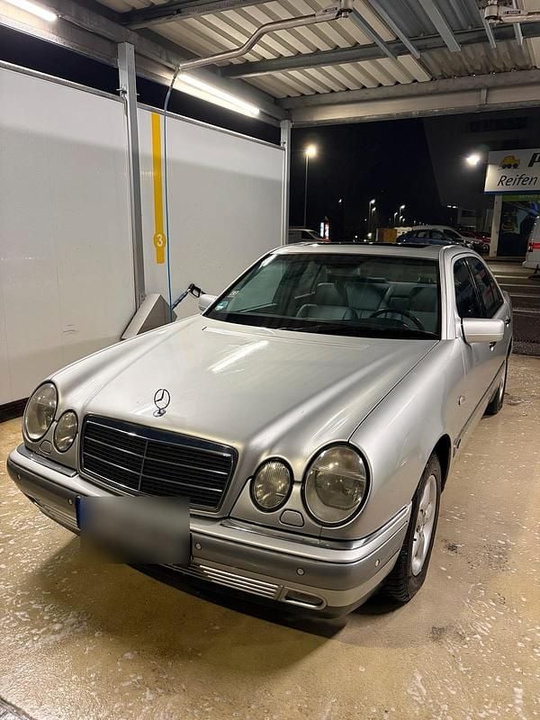 Silber Gebraucht 1998 Mercedes E240 Limousine | 2.400 € (Guter Preis) - Bild 1/4