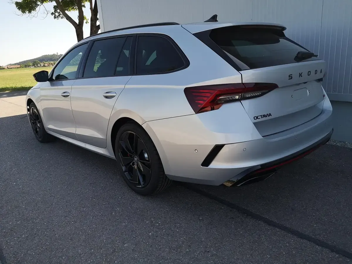Neu Skoda Octavia RS 265 PS (194 kW) 2025 Silber (reflexsilber metallic) Kombi