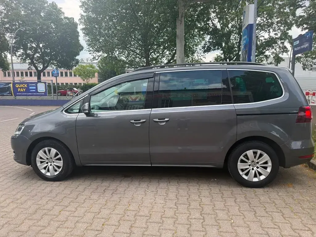 Gebraucht VW Sharan Highline 150 PS (110 kW) 2019 Grau Van / Kleinbus