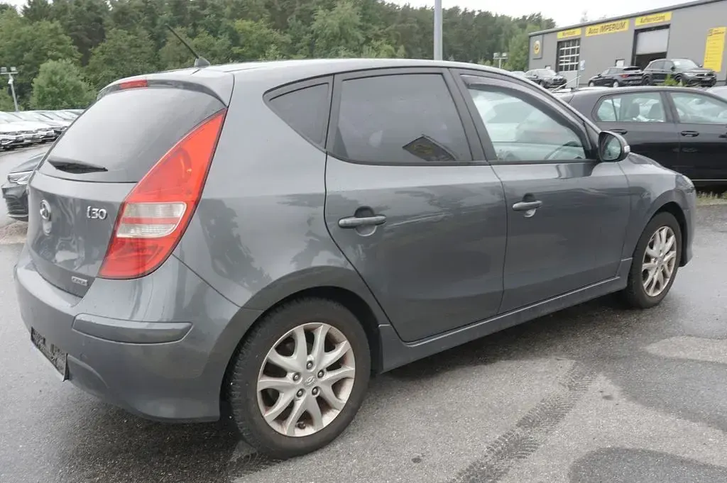 Gebraucht Hyundai i30 106 PS (77 kW) 2011 Grau Limousine