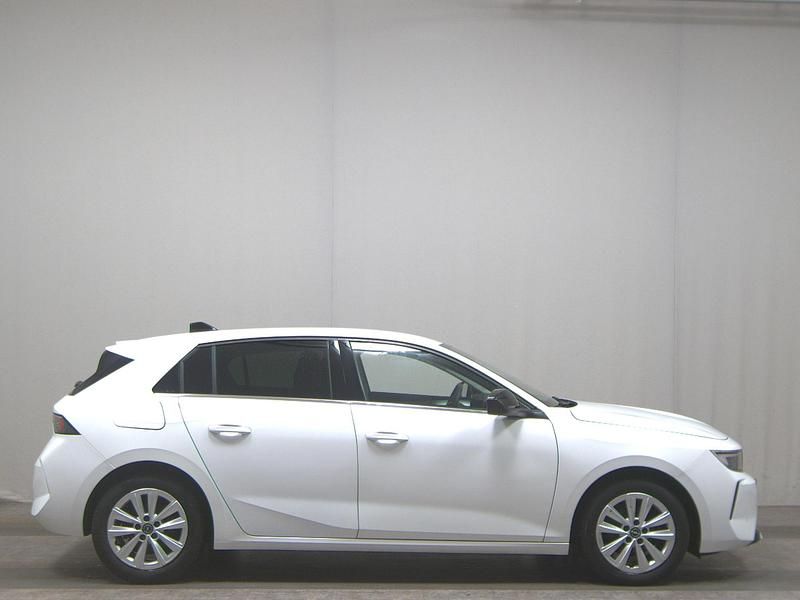 Weiss Gebraucht 2022 Opel Astra Elegance Limousine | 12.980 € (Guter Preis) - Bild 1/4