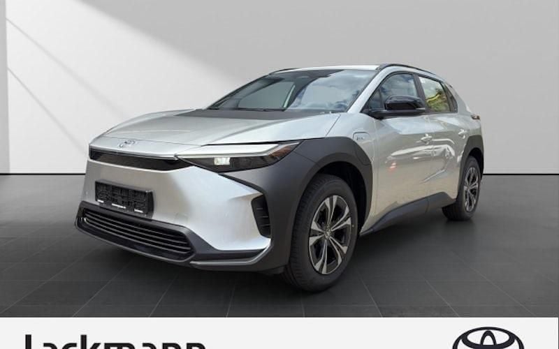 Silber Neu 2025 Toyota bZ4X Comfort SUV | 36.480 € (Fairer Preis) - Bild 1/4