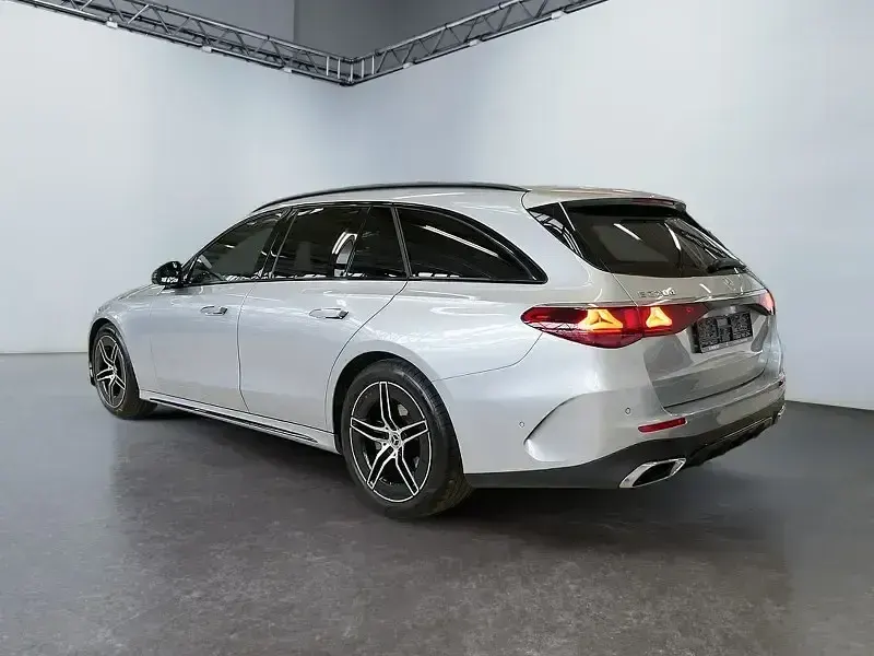 Usado Mercedes E220 AMG 197 CV (144 kW) 2025 Plateado Berlina