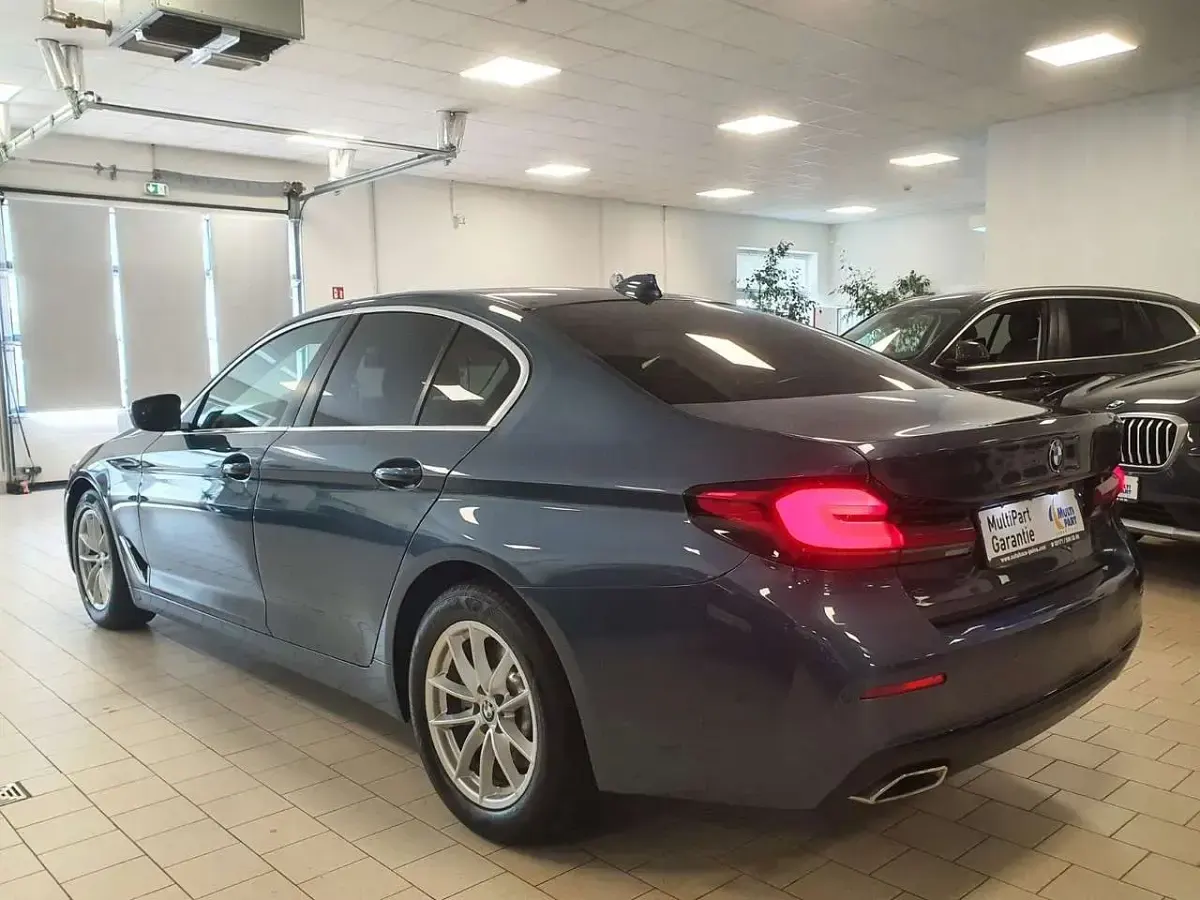 Gebraucht BMW 520 190 PS (139 kW) 2023 Arctic race blue metallic Limousine