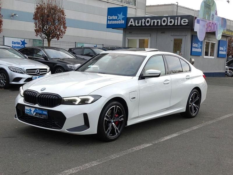 Weiß Gebraucht 2023 BMW 330e M Sport Limousine | 39.800 € (Fairer Preis) - Bild 1/4