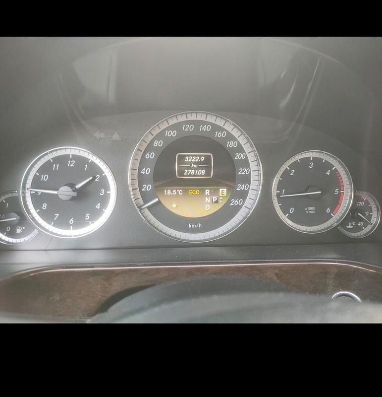 Gebraucht Mercedes E220 Avantgarde 170 PS (125 kW) 2011 Schwarz Kombi