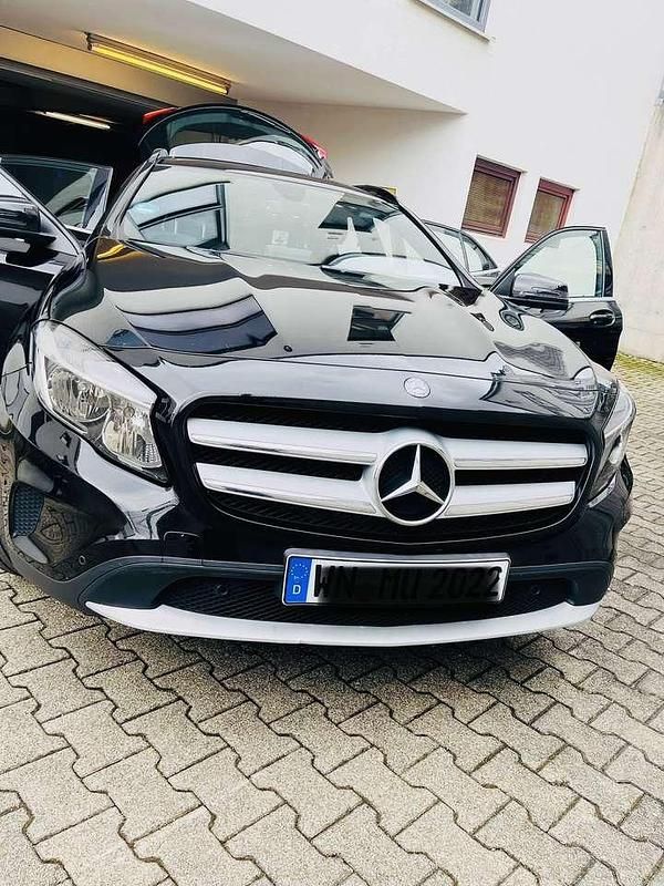 Schwarz Gebraucht 2016 Mercedes GLA200 SUV | 14.900 € - Bild 1/4