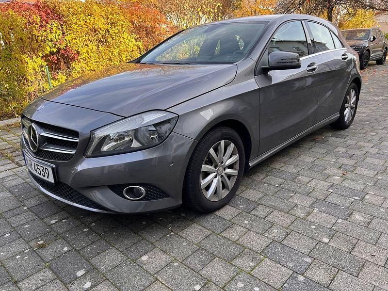 Grau Gebraucht 2015 Mercedes A180 Edition Limousine | 13.990 € (Guter Preis) - Bild 1/4