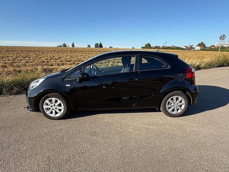 Gebraucht Kia Rio Edition 7 84 PS (61 kW) 2015 Schwarz Kleinwagen