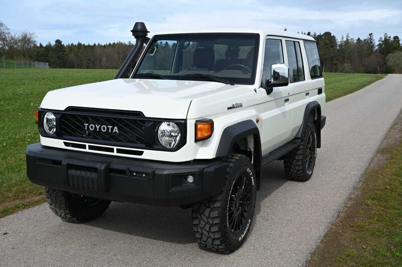 Weiß Neu 2024 Toyota Land Cruiser SUV | 65.950 € (Fairer Preis) - Bild 1/4