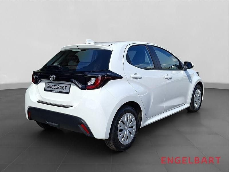 Gebraucht Toyota Yaris Comfort 72 PS (52 kW) 2022 Pure) white ii (weiss Kleinwagen