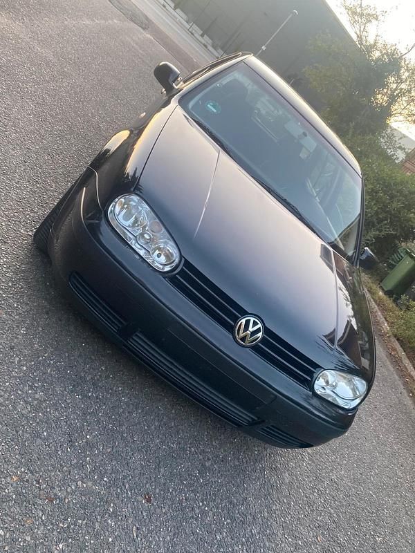 Schwarz Gebraucht 2002 VW Golf IV Kleinwagen | 800 € (Guter Preis) - Bild 1/4