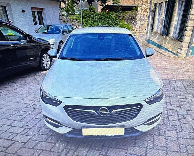 Weiß Gebraucht 2018 Opel Insignia Edition Limousine | 12.450 € (Teuer) - Bild 1/4