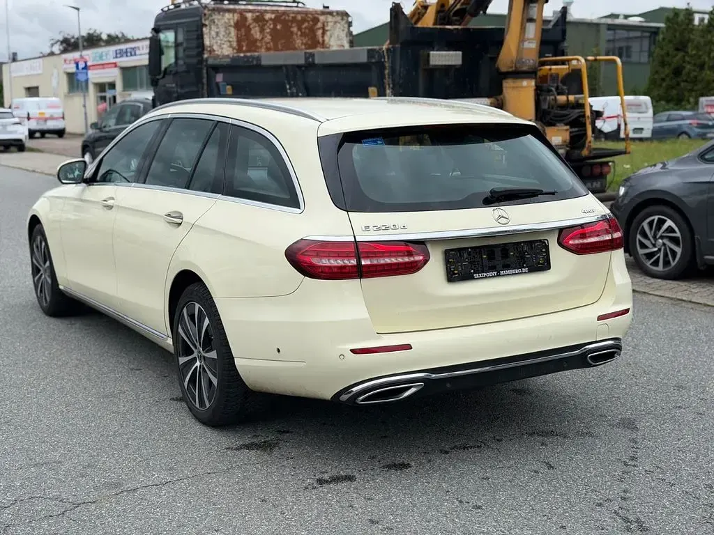 Gebraucht Mercedes E220 Avantgarde 194 PS (142 kW) 2024 Schwarz Limousine