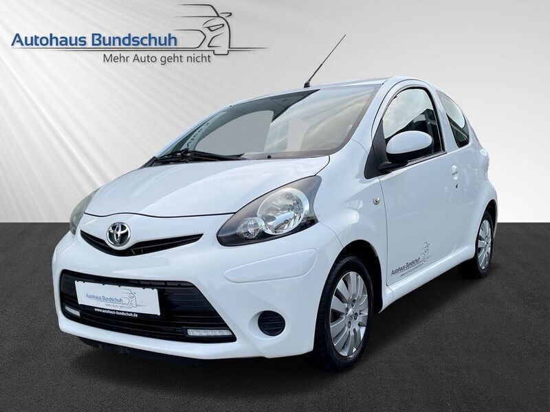 Pianosaweiß Gebraucht 2013 Toyota Aygo Cool Kleinwagen | 7.990 € - Bild 1/4