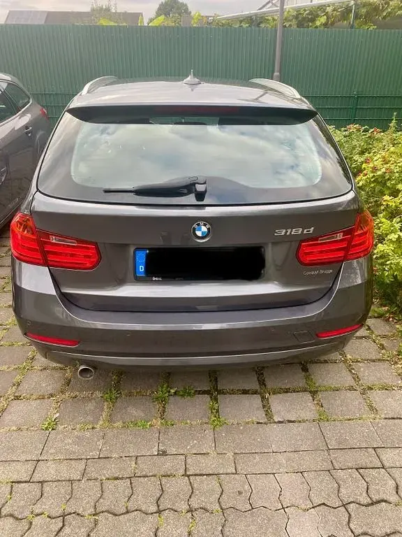 Gebraucht BMW 318 Sport Line 143 PS (105 kW) 2013 Grau Kombi