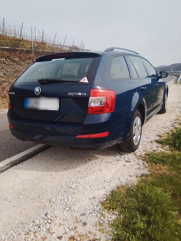 Usado Skoda Octavia 105 HP (77 kW) 2015 Azul Citadino