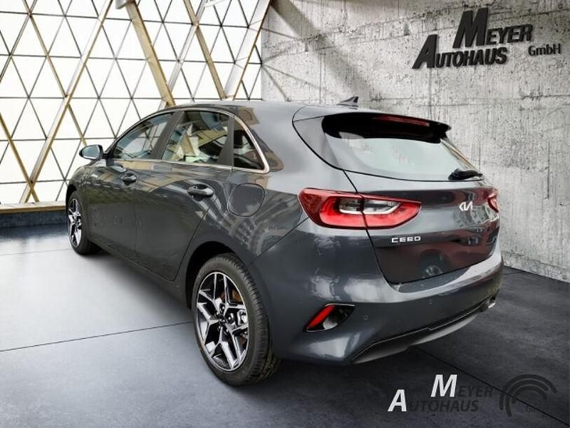Neu Kia Ceed Spirit 140 PS (102 kW) 2025 Grau Kleinwagen