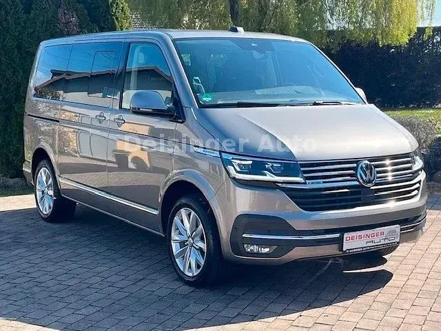 Gebraucht VW Multivan Highline 204 PS (150 kW) 2023 Mojavebeige Van / Kleinbus