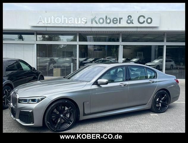 Silber/grau (metallic) Gebraucht 2019 BMW 750 Shadowline Limousine | 51.980 € (Guter Preis) - Bild 1/4
